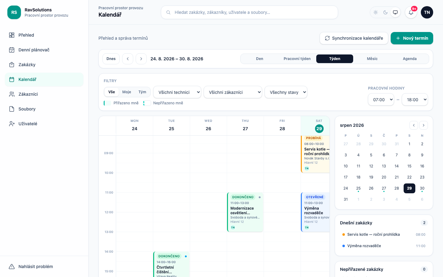 Kalendář RavSolutions WorkHub v týdenním zobrazení, zobrazující časový interval každé zakázky, stav, zákazníka a přiřazeného technika, s přeplánováním přesouváním myší.