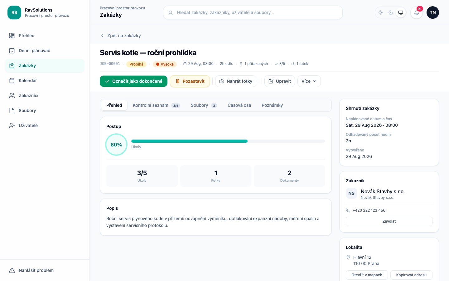 Otevřená zakázka v RavSolutions WorkHub zobrazující stav a prioritu, postup kontrolního seznamu, přiložené fotky a dokumenty, údaje o zákazníkovi a adresu místa zásahu.