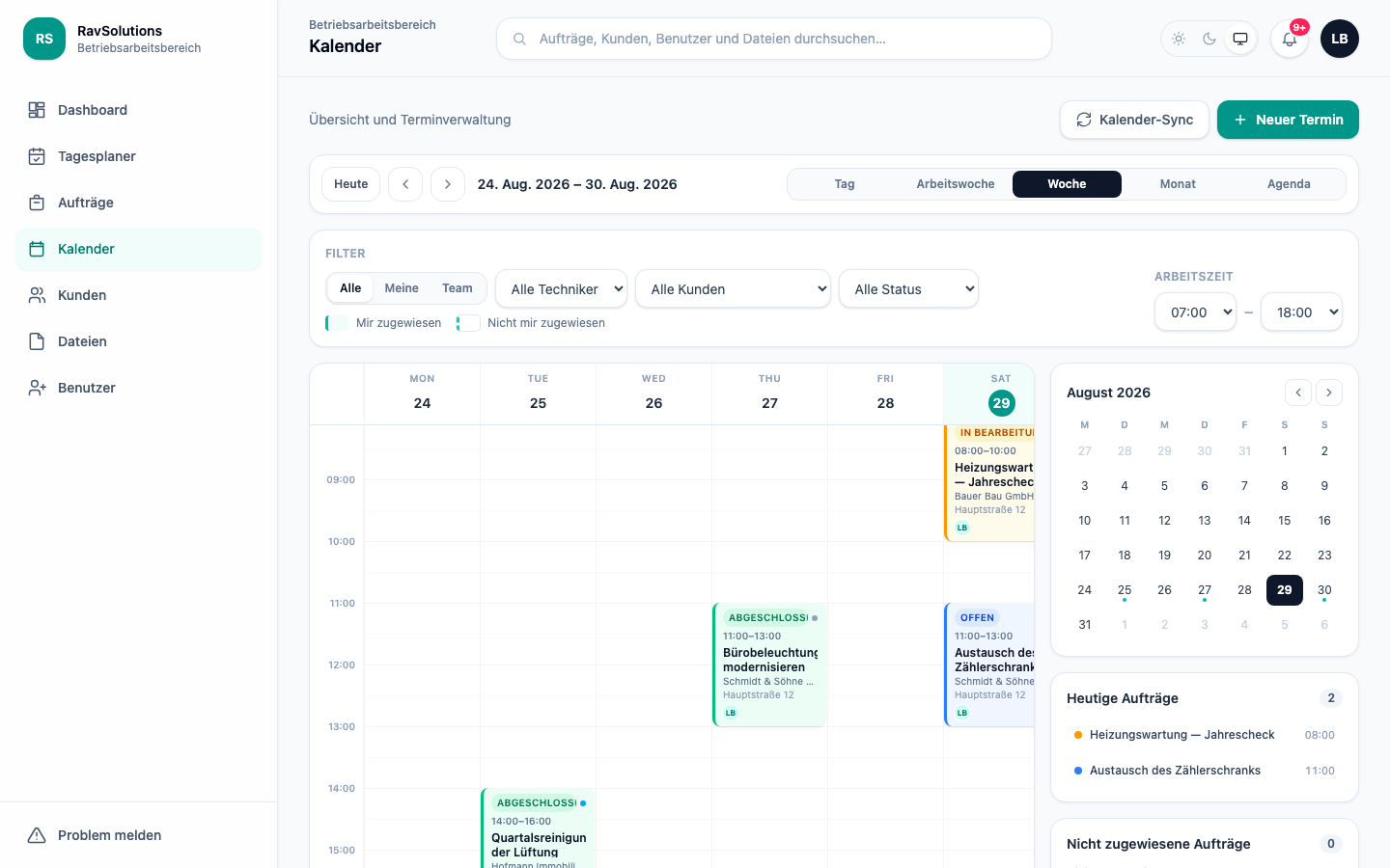 Der RavSolutions-WorkHub-Kalender in der Wochenansicht mit Zeitfenster, Status, Kunde und zugewiesenem Techniker je Auftrag sowie Umplanung per Drag-and-drop.