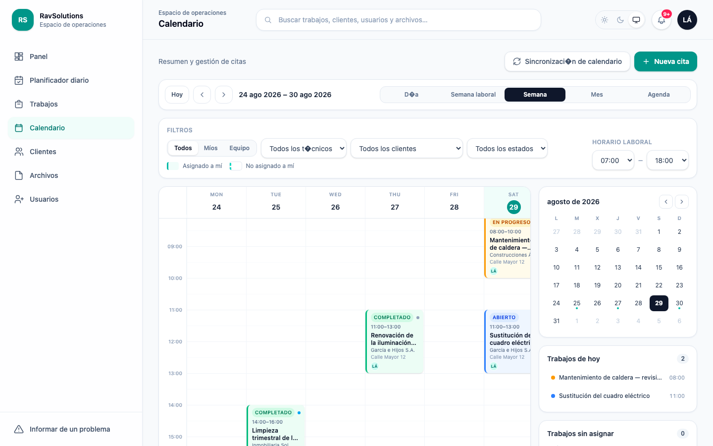 El calendario de RavSolutions WorkHub en vista semanal con la franja horaria, el estado, el cliente y el técnico asignado de cada trabajo, y reprogramación arrastrando y soltando.