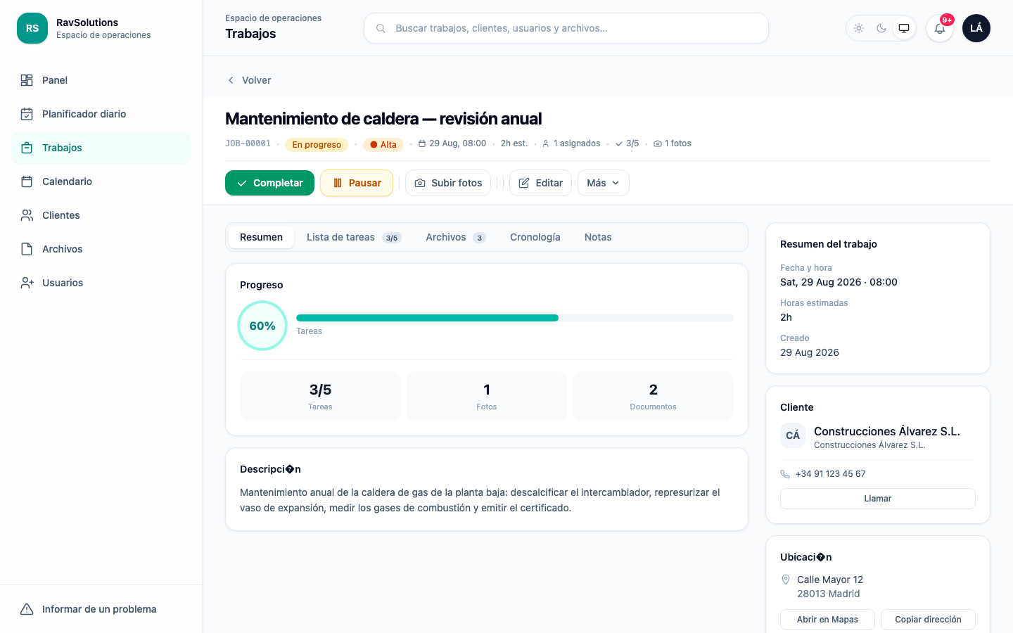 Un trabajo abierto en RavSolutions WorkHub con estado y prioridad, progreso de la lista de comprobación, fotos y documentos adjuntos, datos del cliente y dirección.