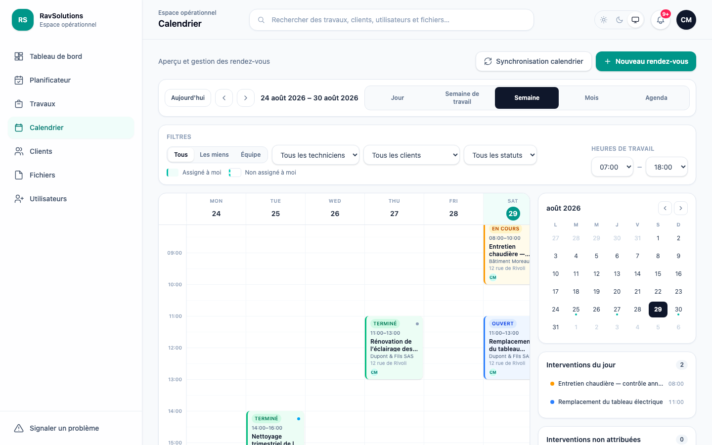 Le calendrier RavSolutions WorkHub en vue semaine : créneau, statut, client et technicien affecté pour chaque intervention, avec replanification par glisser-déposer.