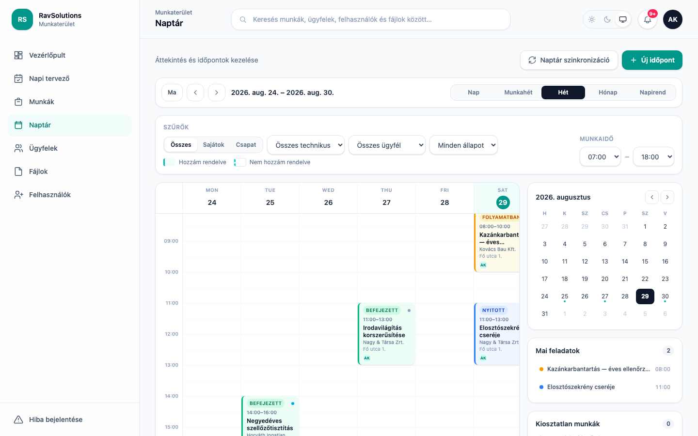 A RavSolutions WorkHub naptára heti nézetben: munkák időpontja, státusza, ügyfele és a hozzárendelt technikus, drag-and-drop átütemezéssel.