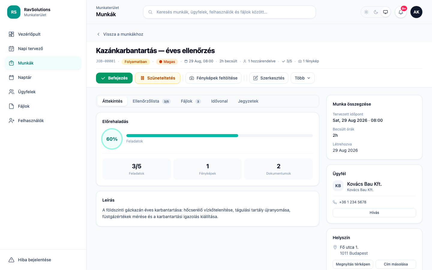 Egy megnyitott munka a RavSolutions WorkHubban: állapot és prioritás, ellenőrzőlista haladása, csatolt fotók és dokumentumok, ügyféladatok és helyszín.