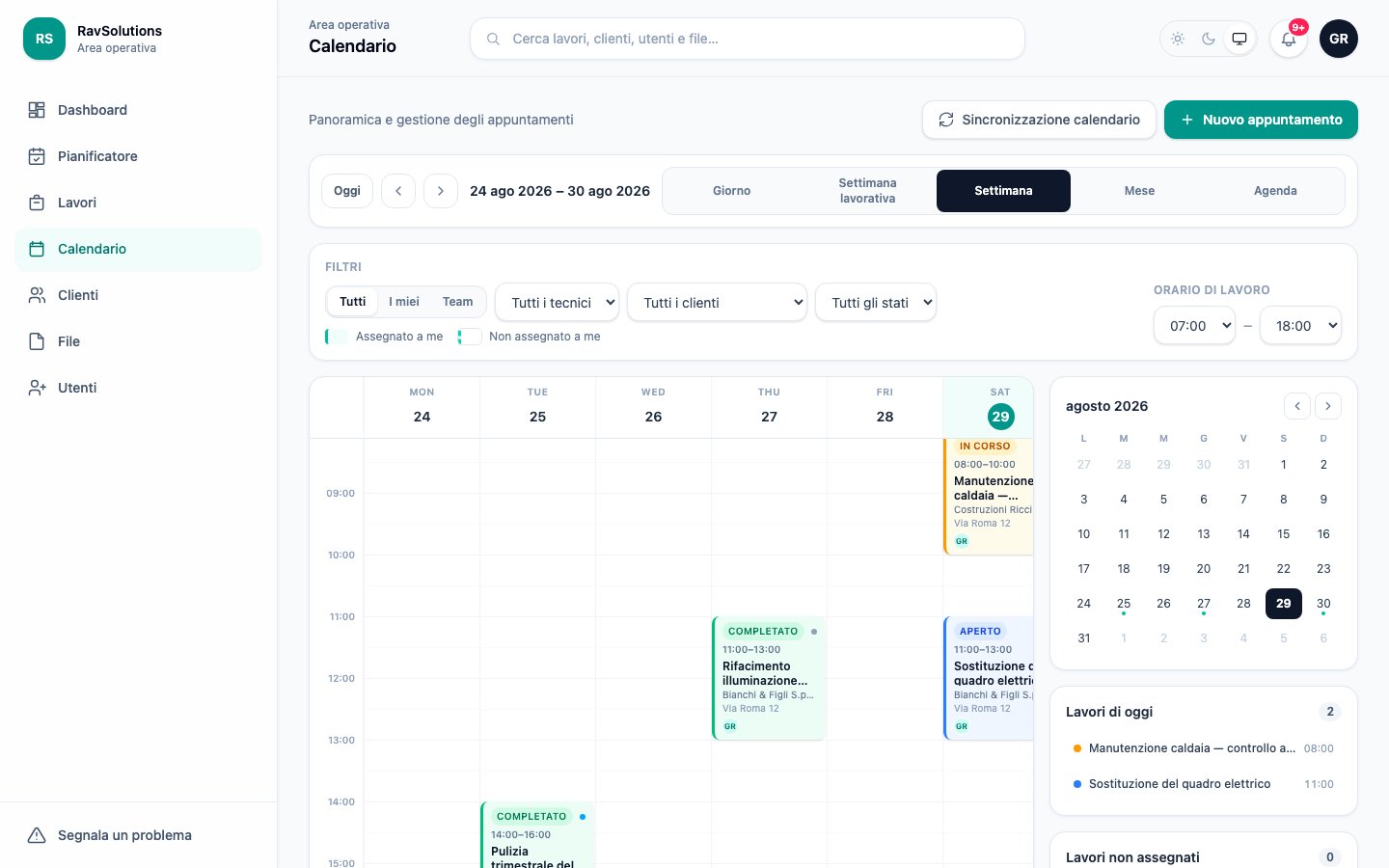 Il calendario di RavSolutions WorkHub in vista settimanale con fascia oraria, stato, cliente e tecnico assegnato per ogni lavoro, e riprogrammazione drag-and-drop.