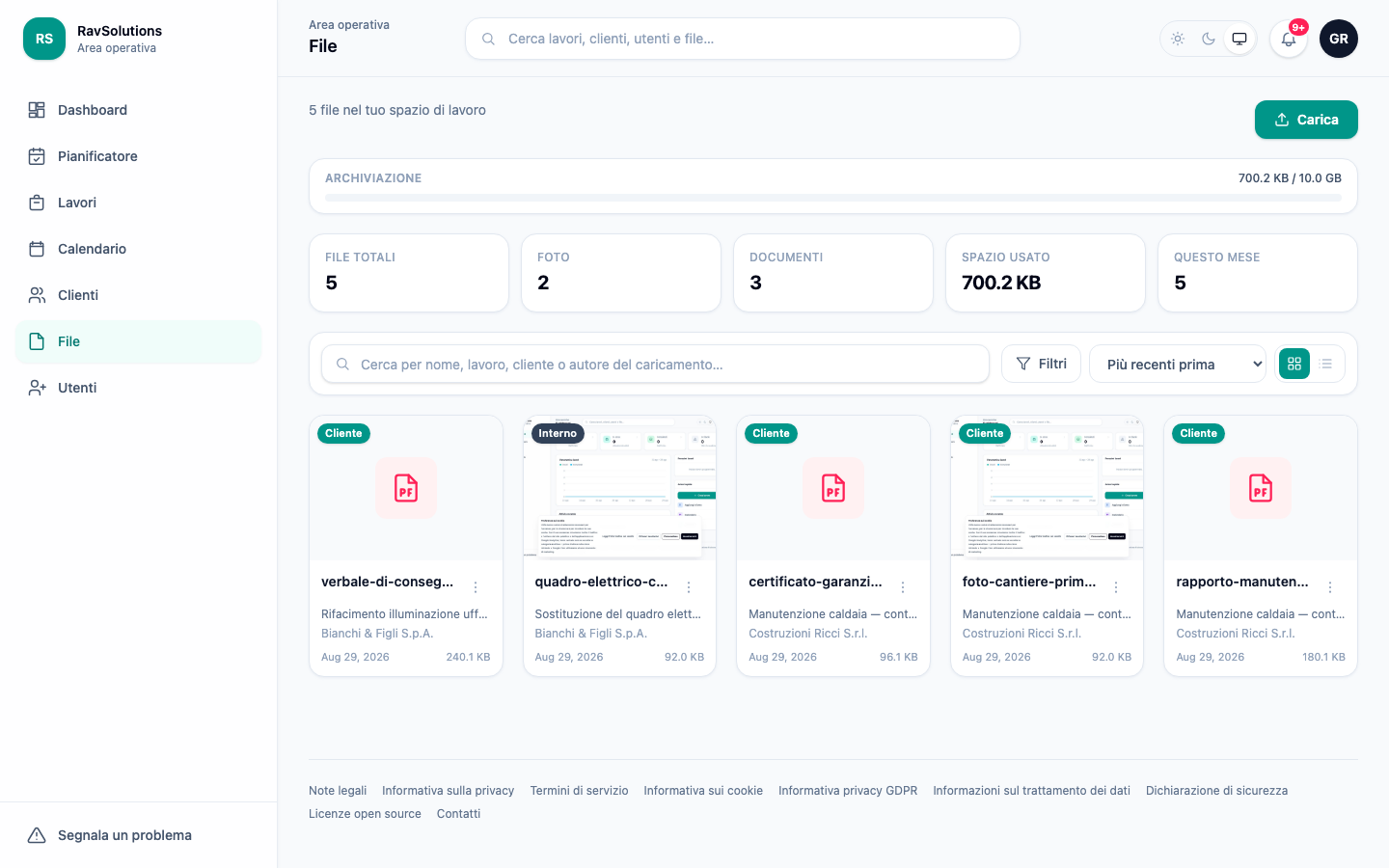 L'archivio file di RavSolutions WorkHub con foto e documenti collegati a lavori e clienti, contrassegnati come visibili al cliente o interni, e lo spazio utilizzato.