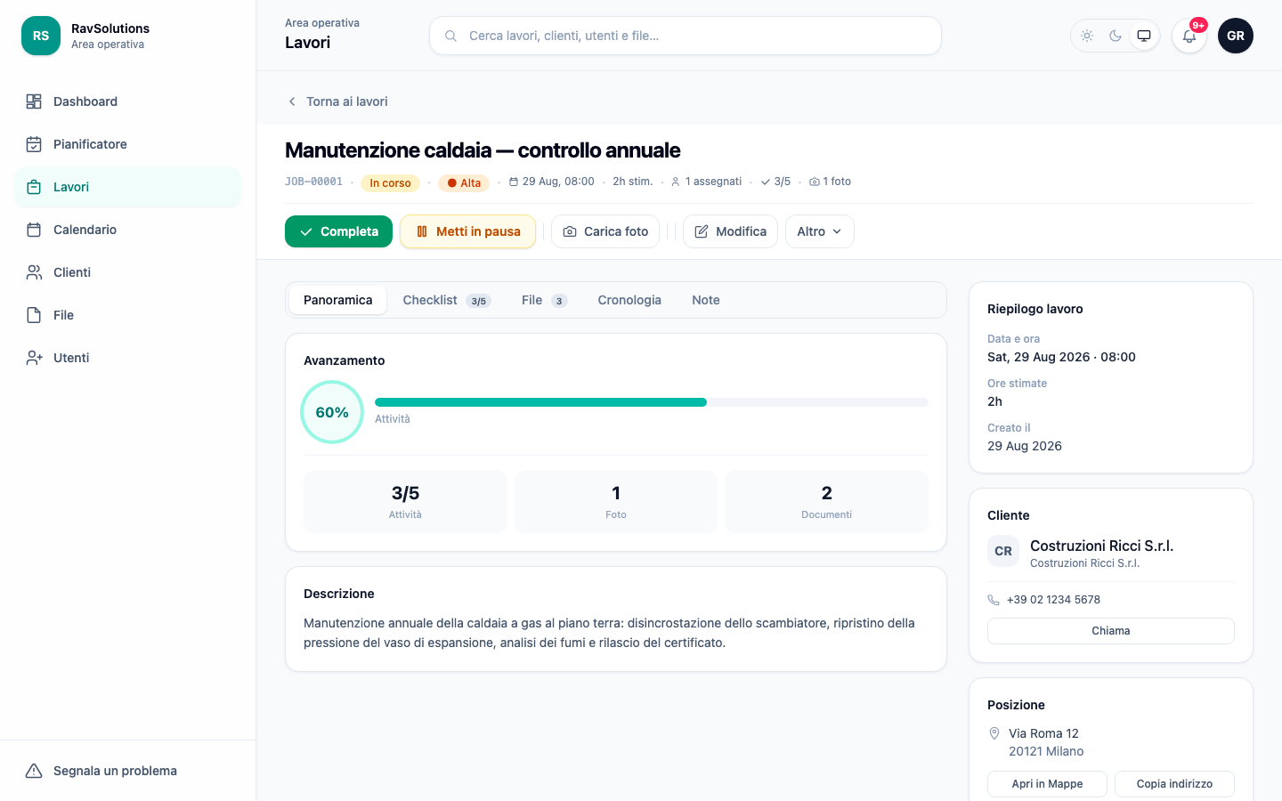 Un lavoro aperto in RavSolutions WorkHub con stato e priorità, avanzamento della checklist, foto e documenti allegati, dati del cliente e indirizzo del cantiere.