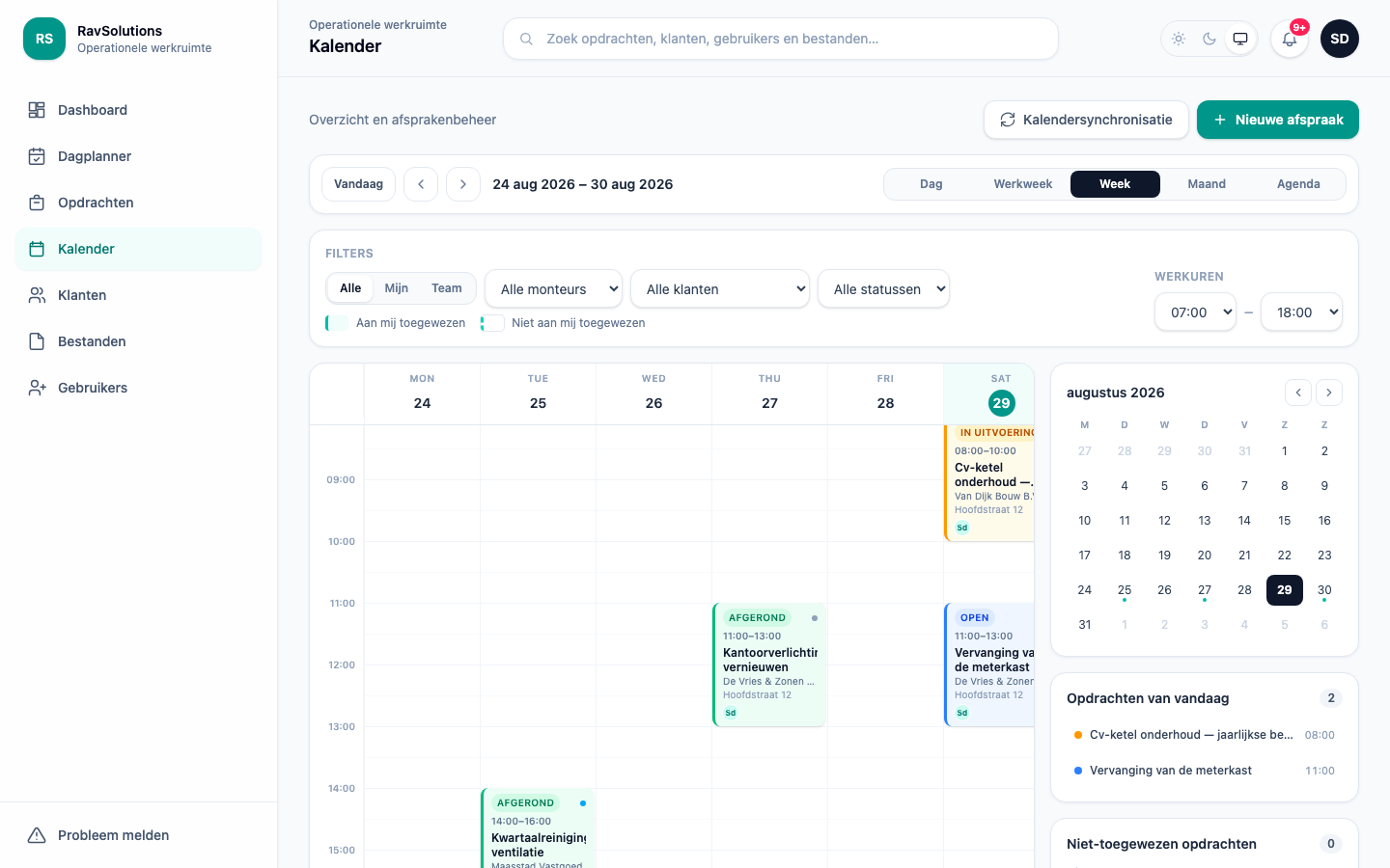 De RavSolutions WorkHub-kalender in weekweergave, met per opdracht het tijdslot, de status, de klant en de toegewezen monteur, en herplannen via slepen en neerzetten.