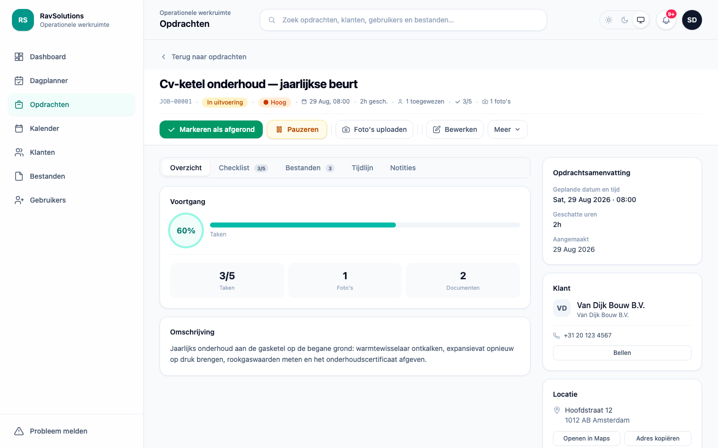 Een geopende opdracht in RavSolutions WorkHub met status en prioriteit, checklistvoortgang, bijgevoegde foto's en documenten, klantgegevens en het locatieadres.