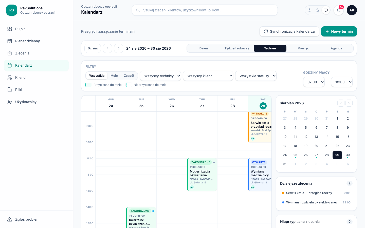 Kalendarz RavSolutions WorkHub w widoku tygodnia, pokazujący przedział czasowy każdego zlecenia, status, klienta i przypisanego technika, z przenoszeniem terminów metodą przeciągnij i upuść.