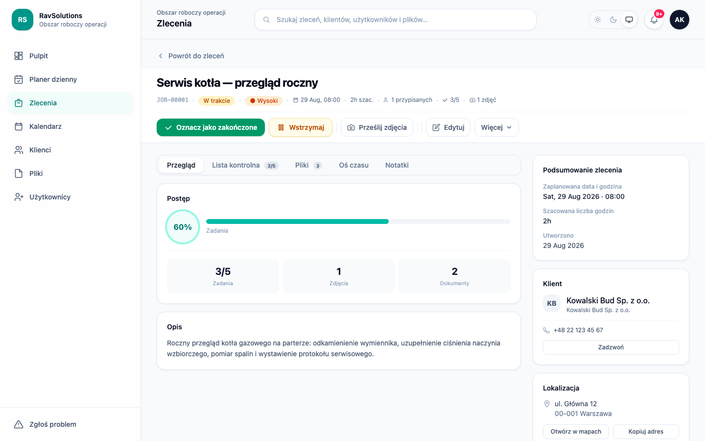Otwarte zlecenie w RavSolutions WorkHub pokazujące status i priorytet, postęp listy kontrolnej, załączone zdjęcia i dokumenty, dane klienta oraz adres miejsca prac.