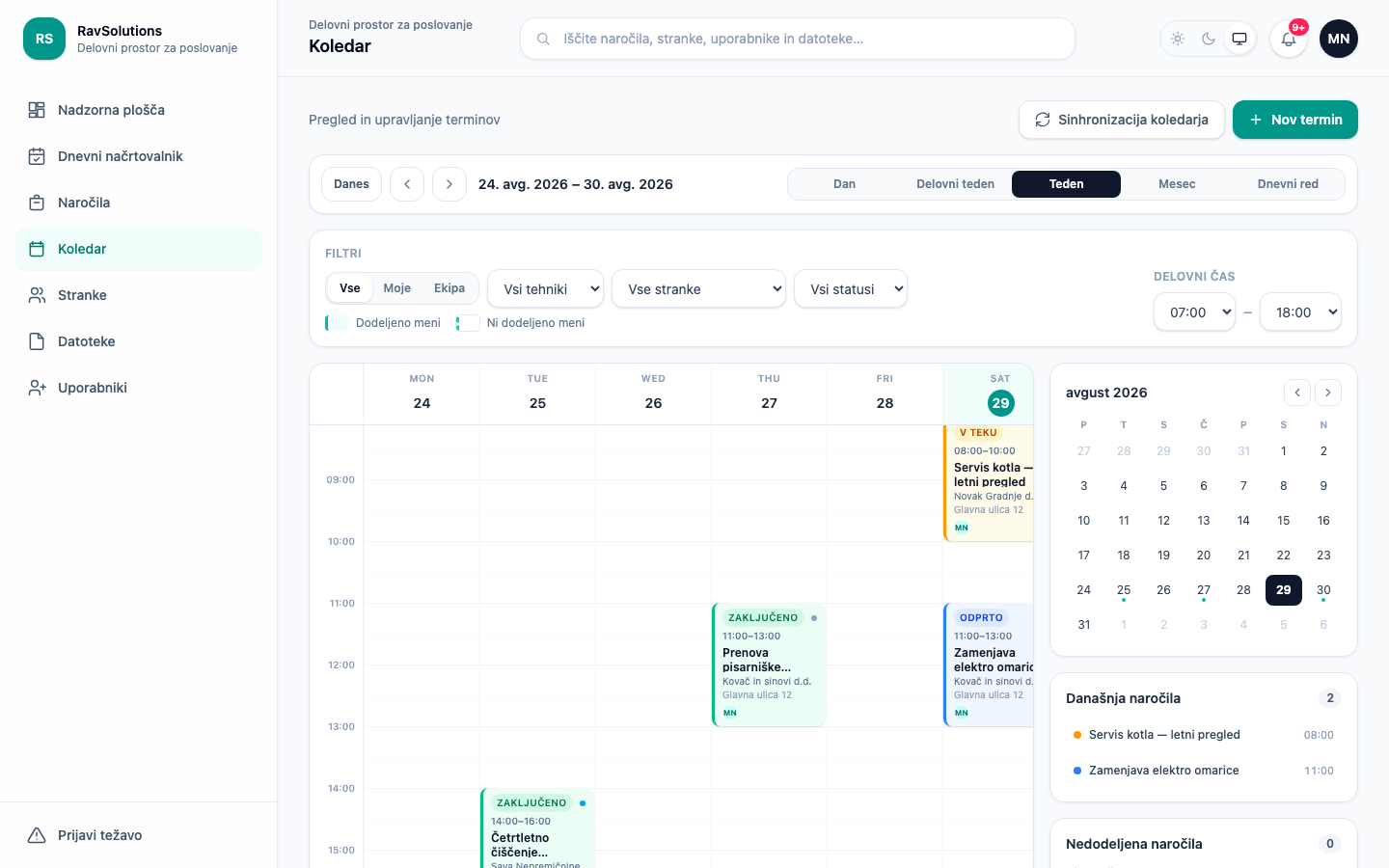 Koledar RavSolutions WorkHub v tedenskem pogledu, ki prikazuje časovni termin, status, stranko in dodeljenega tehnika za vsako naročilo, s prestavljanjem terminov s povleci in spusti.