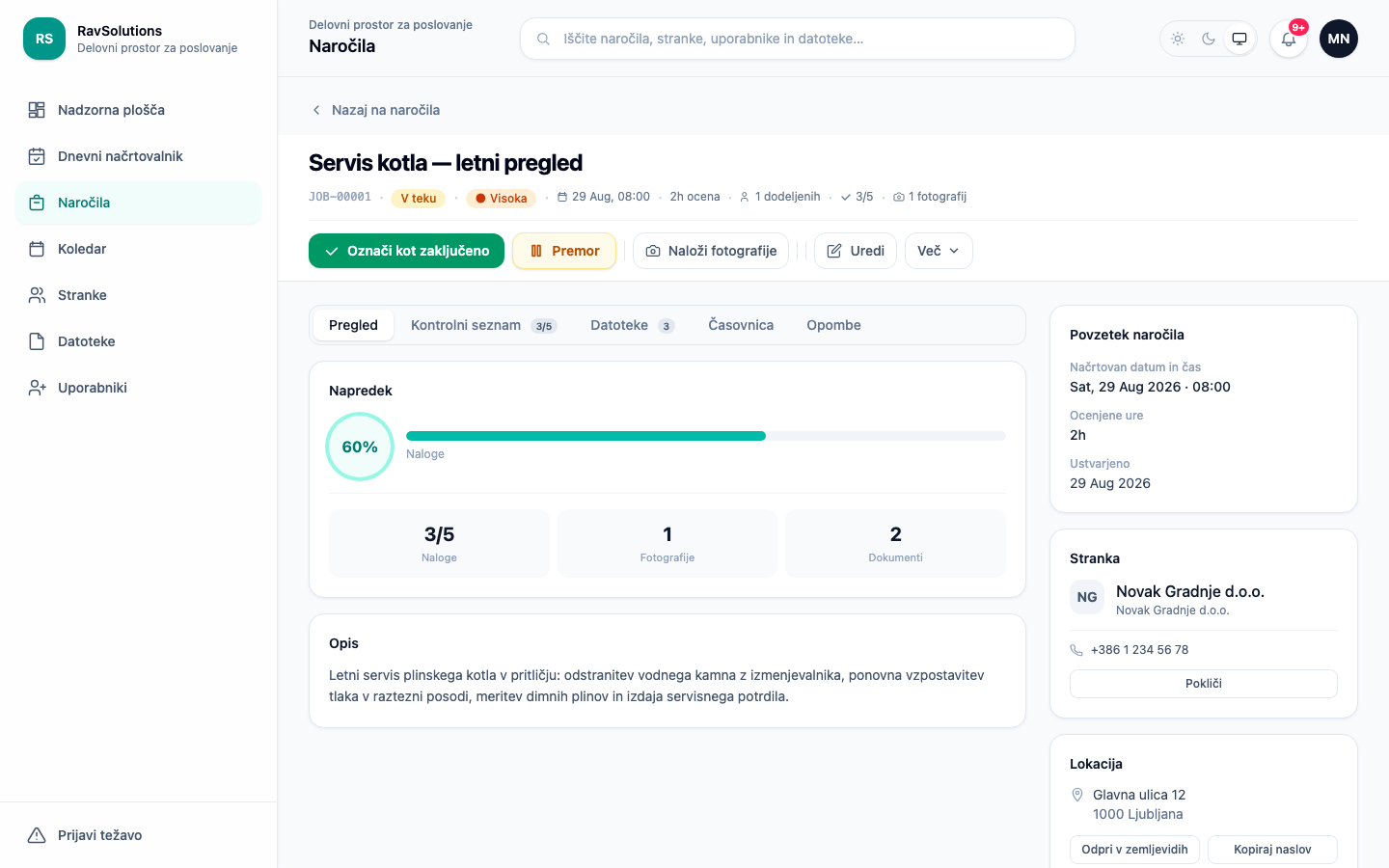 Odprto naročilo v RavSolutions WorkHub, ki prikazuje status in prioriteto, napredek kontrolnega seznama, priložene fotografije in dokumente, podatke o stranki in naslov lokacije.